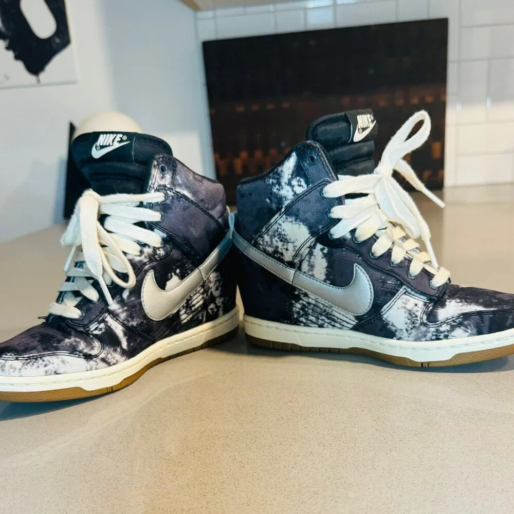 Nike Black and White Athletic Shoes - Picture 3 of 7